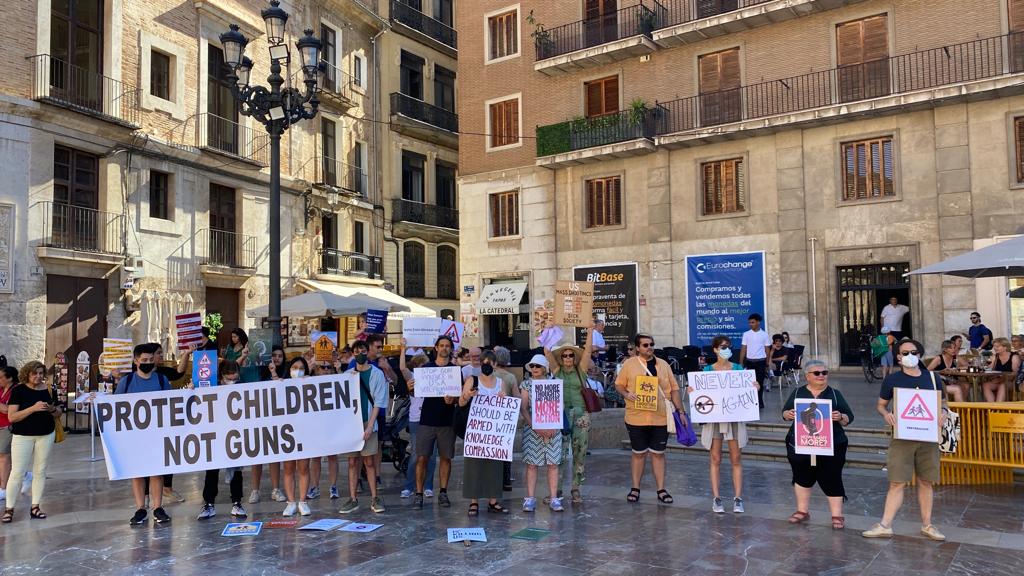 València se solidariza con las víctimas de los tiroteos en Estados Unidos