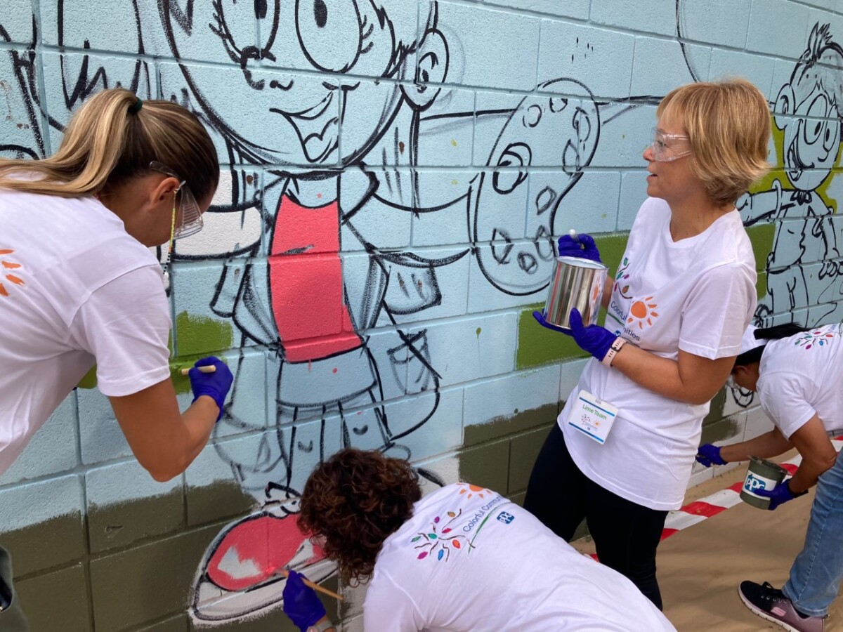 90 Trabajadores De Una Empresa De Pinturas Completan 2 Murales