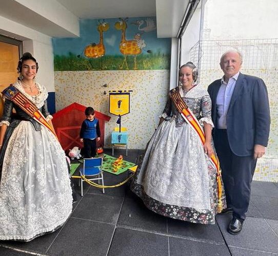 Las Falleras Mayores De Torrent Realizan Una Visita Al Centro De