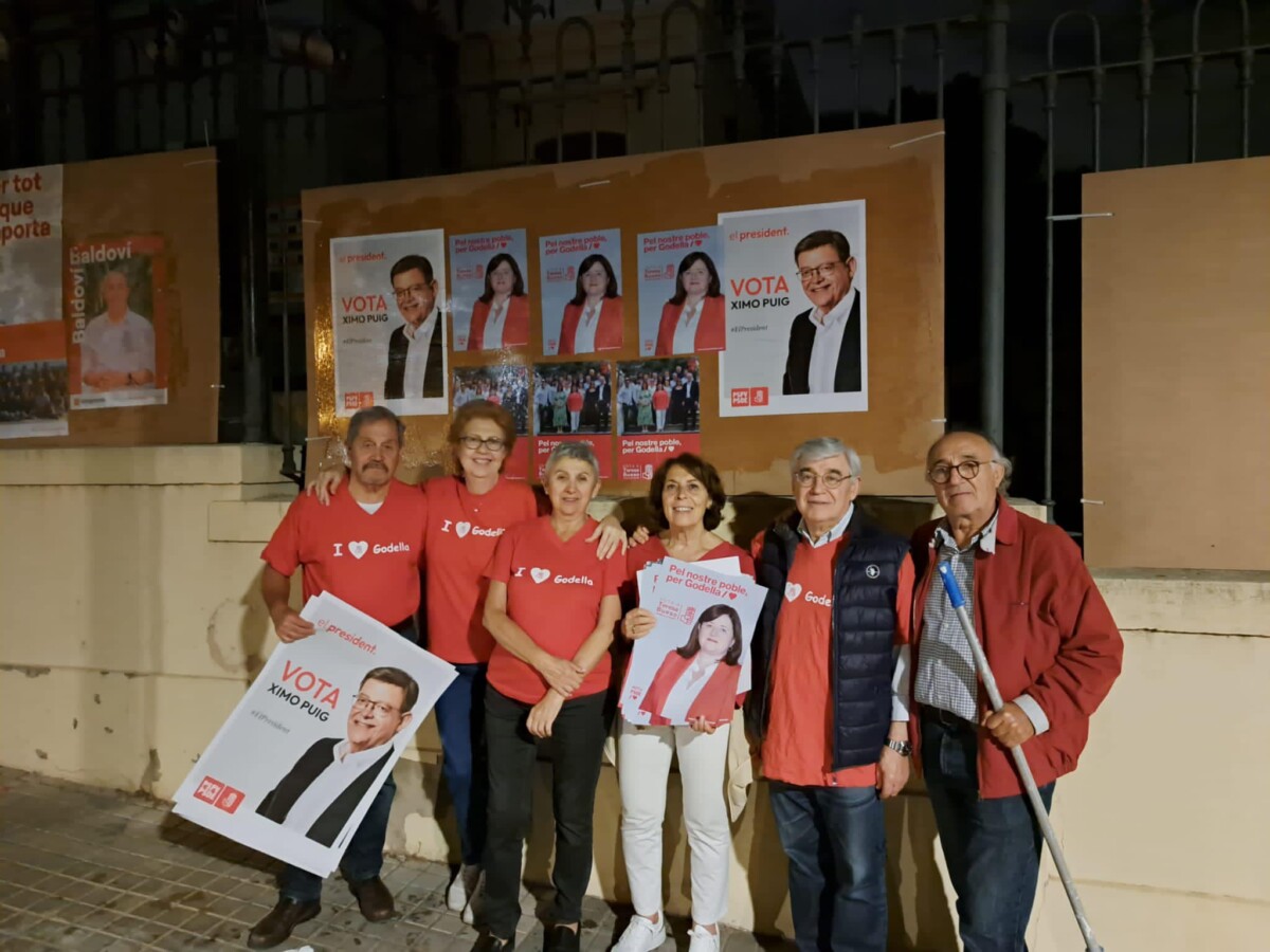 Fotogalería de la pegada de carteles de las Elecciones Municipales 2023