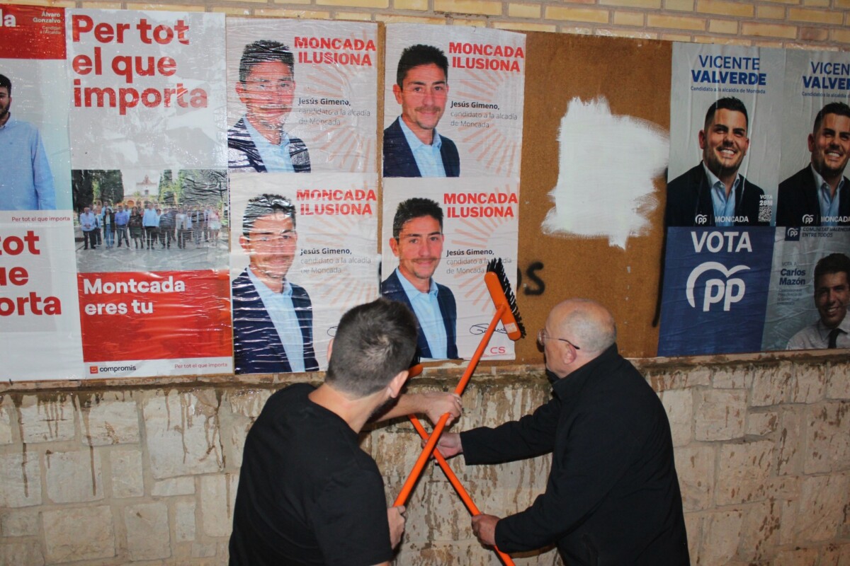 Fotogalería de la pegada de carteles de las Elecciones Municipales 2023