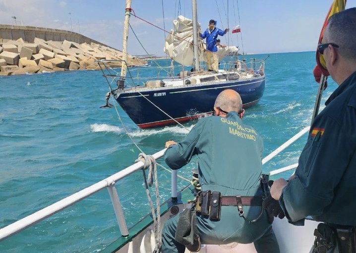 La Guardia Civil Evita Un Accidente De Un Velero Con El Motor Roto En