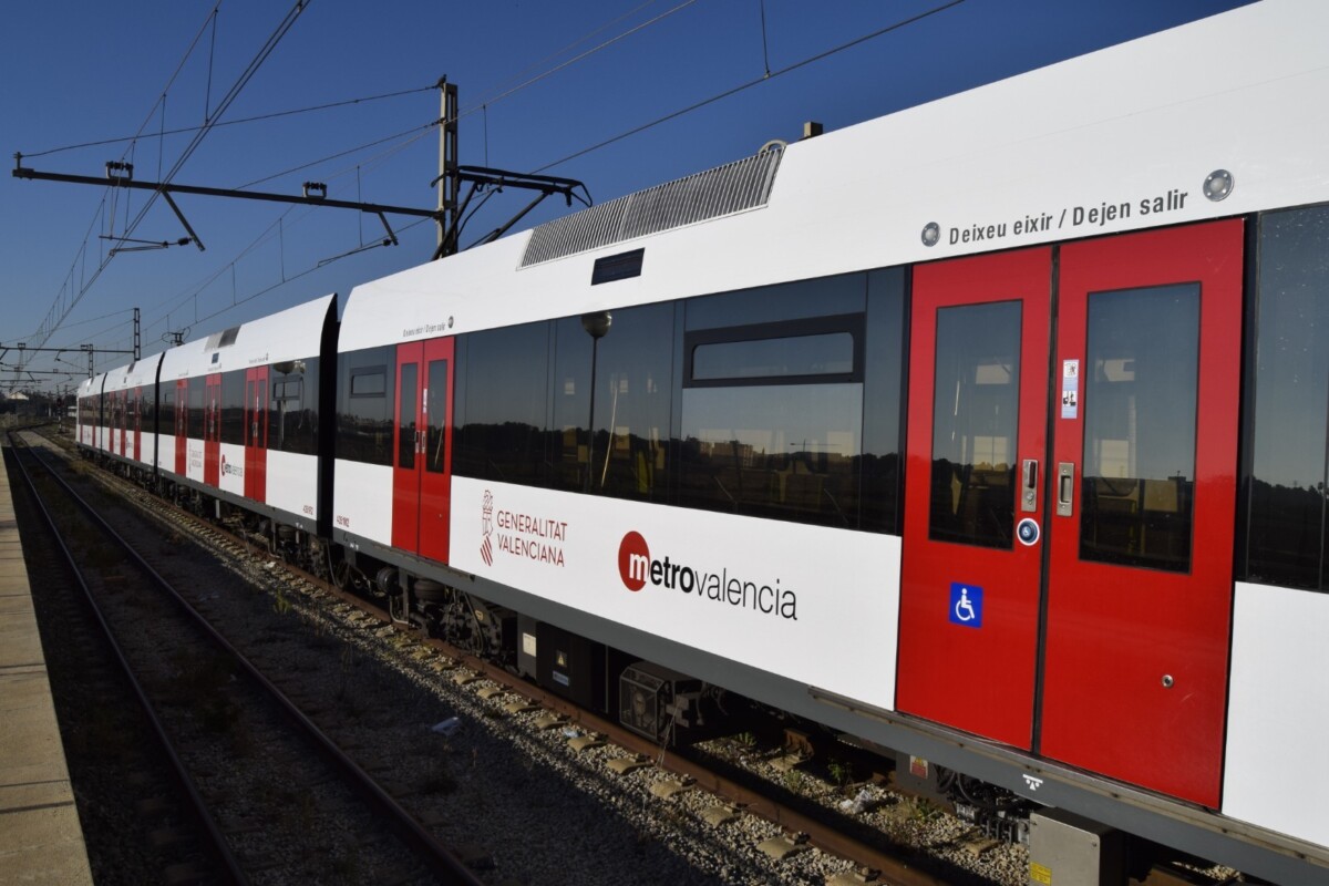 Un hombre se masturba en un vagón del metro procedente de Paterna y agrede  a los que le increpan