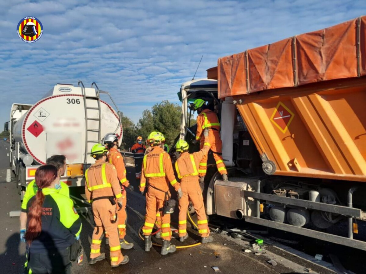 El Conductor De Un Camión Resulta Herido Tras Chocar Con Otros Dos